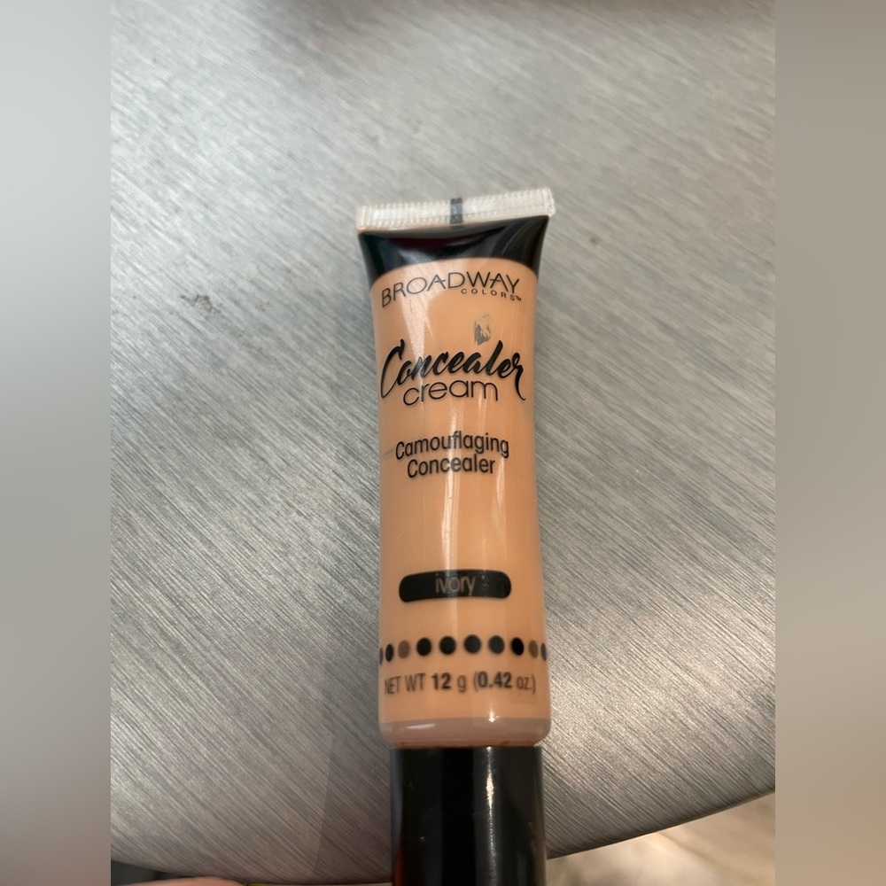 FREE WITH BUNDLE Camouflaging Concealer